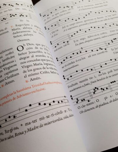 Textos de los cantos y oraciones en latín y español