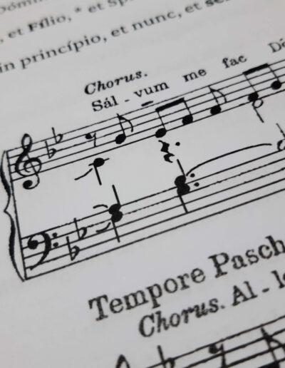 Fotografía de detalle de una antífona del Cuaderno de Acompañamiento de Órgano para Completas