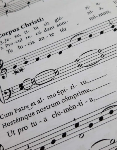 Fotografía de detalle de un himno del Cuaderno de Acompañamiento de Órgano para Completas